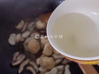 马蹄香菇烩鱼面筋,倒入少许的高汤或水，盖上锅盖炖2分钟左右。