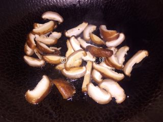 马蹄香菇烩鱼面筋,起油锅，先把香菇倒入煸炒。