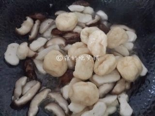 马蹄香菇烩鱼面筋,还有鱼面筋，翻炒几下。