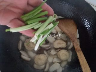 马蹄香菇烩鱼面筋,放入葱段，翻炒均匀。