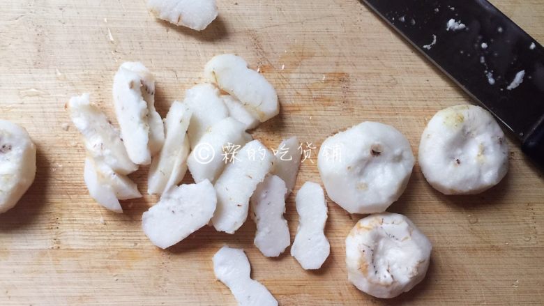 马蹄香菇烩鱼面筋,随后切成片。