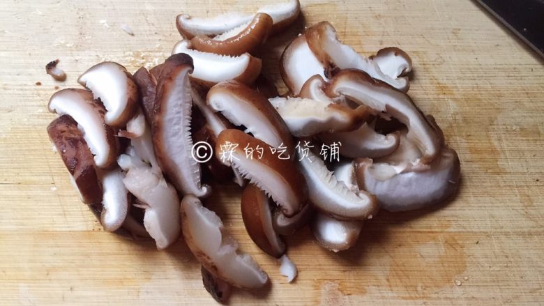 马蹄香菇烩鱼面筋,香菇切片。