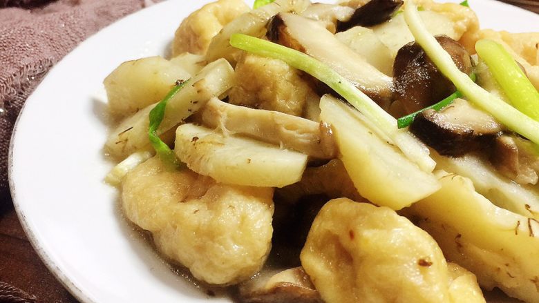 马蹄香菇烩鱼面筋,出锅装盘。