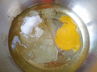 芝麻核桃酥,盆里倒入玉米油，加入细砂糖，打入一个鸡蛋。