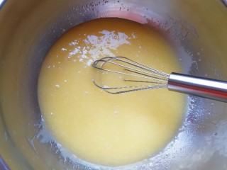 芝麻核桃酥,用手动打蛋器搅打均匀。