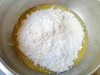 芝麻核桃酥,加入混合好的低筋面粉、泡打粉和苏打粉。