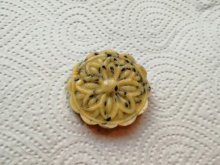 芝麻核桃酥,将搓好的小圆球放入月饼模具里面，压成带有花纹的芝麻核桃酥。