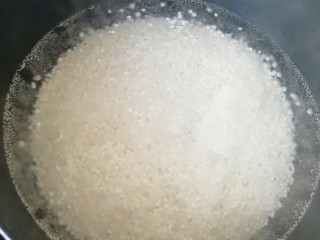 牛奶芒果西米露,不粘锅放足够多的水烧开，下入小西米。