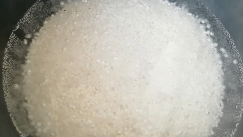 牛奶芒果西米露,不粘锅放足够多的水烧开，下入小西米。