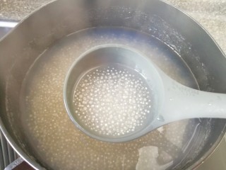 牛奶芒果西米露,大概需要15分钟左右，小西米煮至中间还有一点白芯的时候关火，盖上锅盖焖12分钟。
