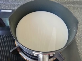 牛奶芒果西米露,小锅内倒入牛奶，加入冰糖，开最小火煮至冰糖融化关火。