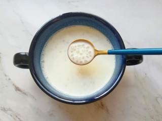 牛奶芒果西米露,将小西米放入碗里，加入牛奶搅拌均匀。