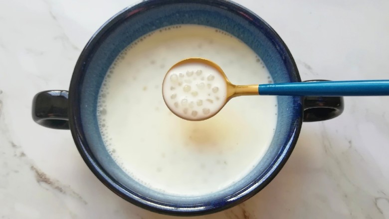 牛奶芒果西米露,将小西米放入碗里，加入牛奶搅拌均匀。