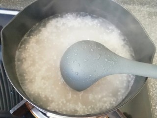 牛奶芒果西米露,再次烧开以后转中小火煮，中间用勺子不时的搅动一下。