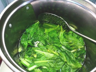 辣炒菜苔,烧水，加一点点盐，和香油，把菜苔下开水焯15秒左右