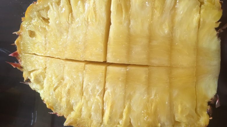 凤梨、菠萝咕噜肉,再横向每个1厘米宽度的间距划开，如图。注意控制好刀度，别捅破哦。