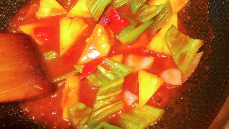 凤梨、菠萝咕噜肉,倒入青红椒、洋葱、菠萝或凤梨块翻炒均匀。