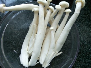 菌菇抄牛肉,白玉菇洗干净
