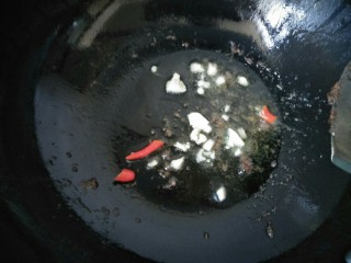 菌菇抄牛肉,锅内放油，放入蒜辣椒抄香。
