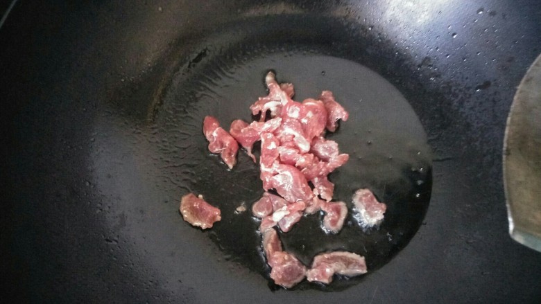 菌菇抄牛肉,放入牛肉抄到七成熟盛出。