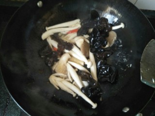 菌菇抄牛肉,放入菇类和云耳一点点水煮