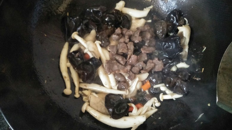 菌菇抄牛肉,放入牛肉一起抄。