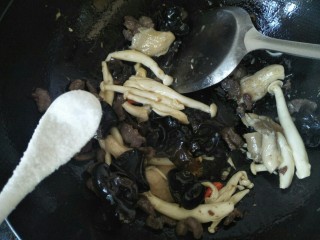 菌菇抄牛肉,加入适量的盐，酱油抄到牛肉熟即可。