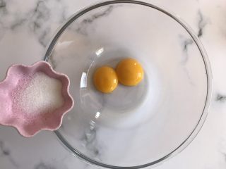 迷你巧克力夹心派,将蛋清蛋黄分离，蛋黄中加入5g白砂糖