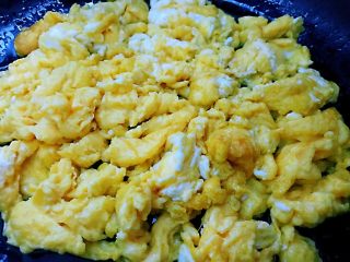 韭菜盒子,韭菜洗净沥水，虾皮准备好。鸡蛋打入碗中，加一点水搅散，热锅中放油倒入蛋液，炒成蛋碎，关火。