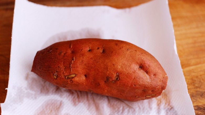 香甜软糯的烤红薯,切好的红薯，用厨房用纸擦干。