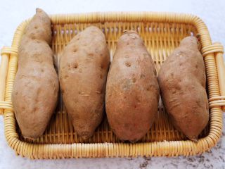 香甜软糯的烤红薯,首先准备好红薯，可以根据自己需要增减。