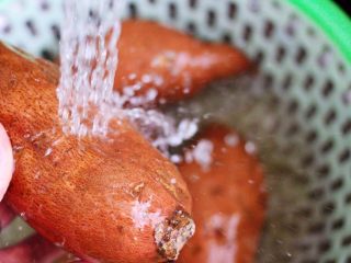 香甜软糯的烤红薯,先把红薯浸泡一下后，再用自来水一个个冲洗干净。