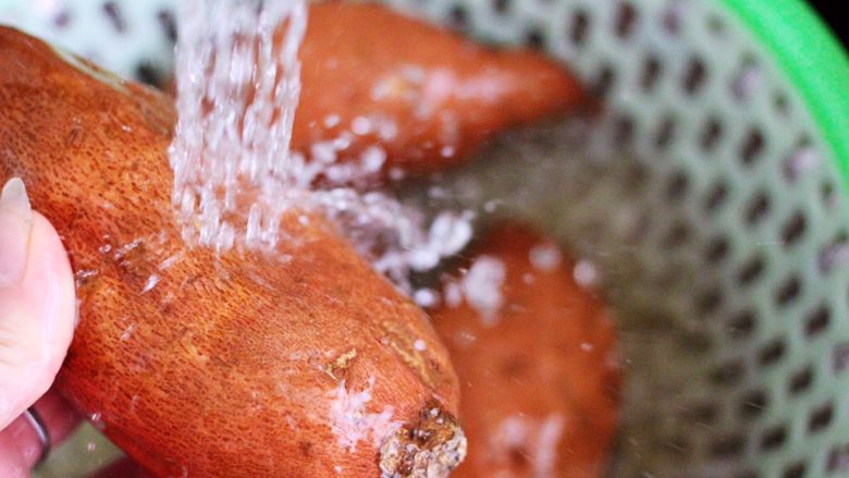 香甜软糯的烤红薯,先把红薯浸泡一下后，再用自来水一个个冲洗干净。