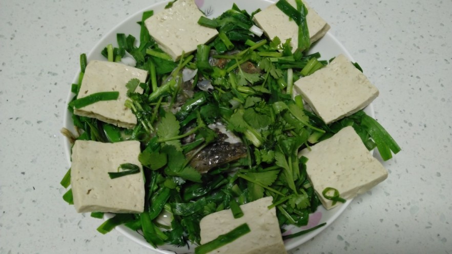 鱼头、豆腐炖韭菜