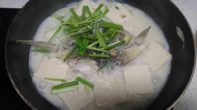 鱼头、豆腐炖韭菜,大火煮开转中火炖15分钟。