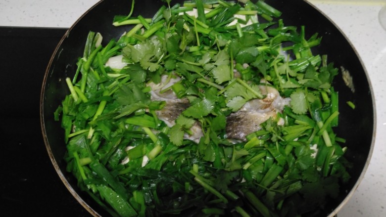 鱼头、豆腐炖韭菜,加入香菜。