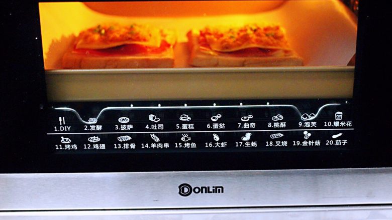 肉松培根吐司披萨,上管160度，下管170度烤12分钟，注意观察，我中途加盖了锡纸。(烤箱温度及时间仅供参考)