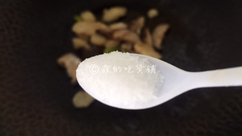马蹄香菇烩鱼面筋,开盖后加盐。