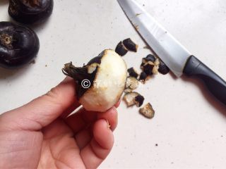 马蹄香菇烩鱼面筋,马蹄削去外皮（也可以省事点，买削好的那种）。