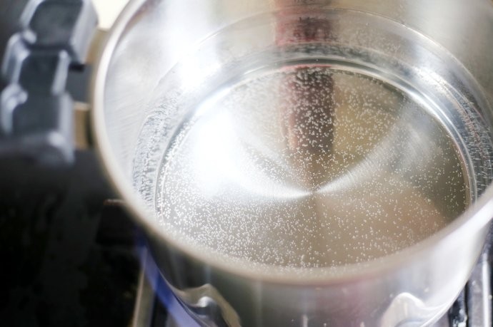 润肺止咳美容养颜的银耳雪梨汤,锅中烧开水。