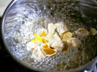 止咳化痰清热润肺的罗汉果雪梨汤,煮开后改文火煮1.5--2个小时。