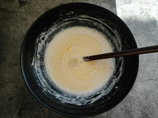 韭菜鸡蛋饼,放入鸡蛋打散搅拌均匀。