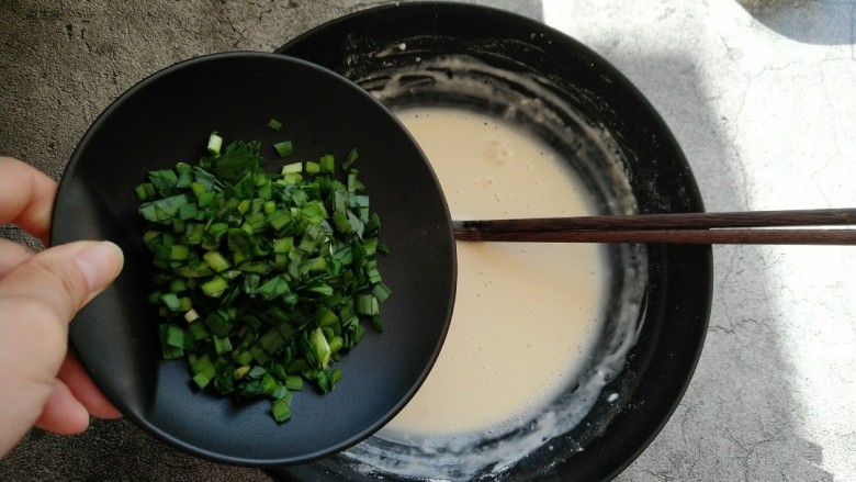 韭菜鸡蛋饼,倒入韭菜继续搅拌均匀。