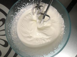 抹茶毛巾卷,淡奶油加入白砂糖打发成硬性奶油。