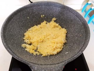 风味炒饭  辣白菜虾仁炒饭,翻炒均匀，让每粒米饭都裹上鸡蛋液