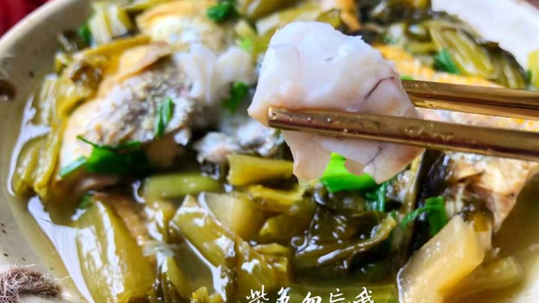 酸菜炖黄鱼,鲜美的酸菜炖黄鱼做好了，超级酸爽好吃。