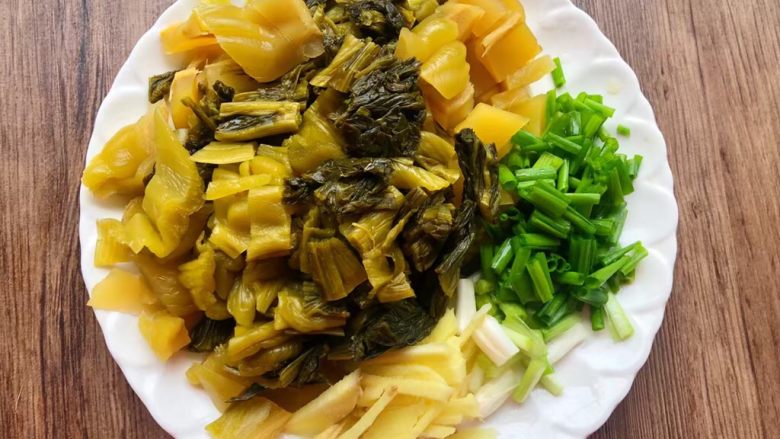 酸菜炖黄鱼,酸菜清洗干净切成段，生姜去皮清洗干净切成姜丝，葱清洗干净切成段。