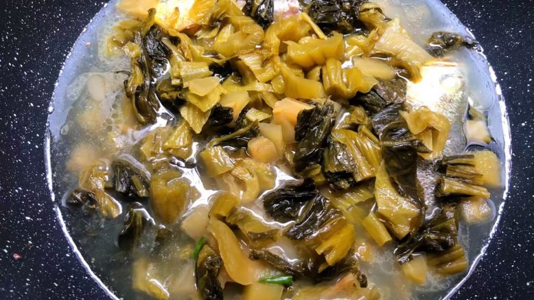 酸菜炖黄鱼,把酸菜铺在鱼上面，倒入适量水，水量和食材齐平，盖上盖子，大火把水煮开，转中火炖15分钟。