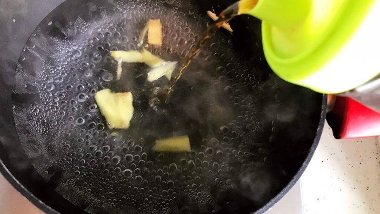红烧土豆杏鲍菇排骨,锅内煮适量清水，水开后放入一半的姜片，并加入适量料酒