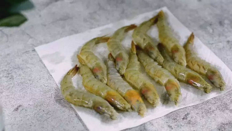 椒盐虾怎样做才好吃?外脆里嫩,色香味俱全才是精髓,腌制好的虾用厨房用纸吸干表面水分